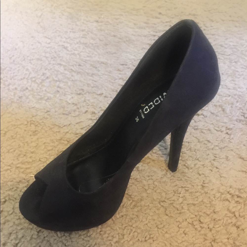 Classical black high heel